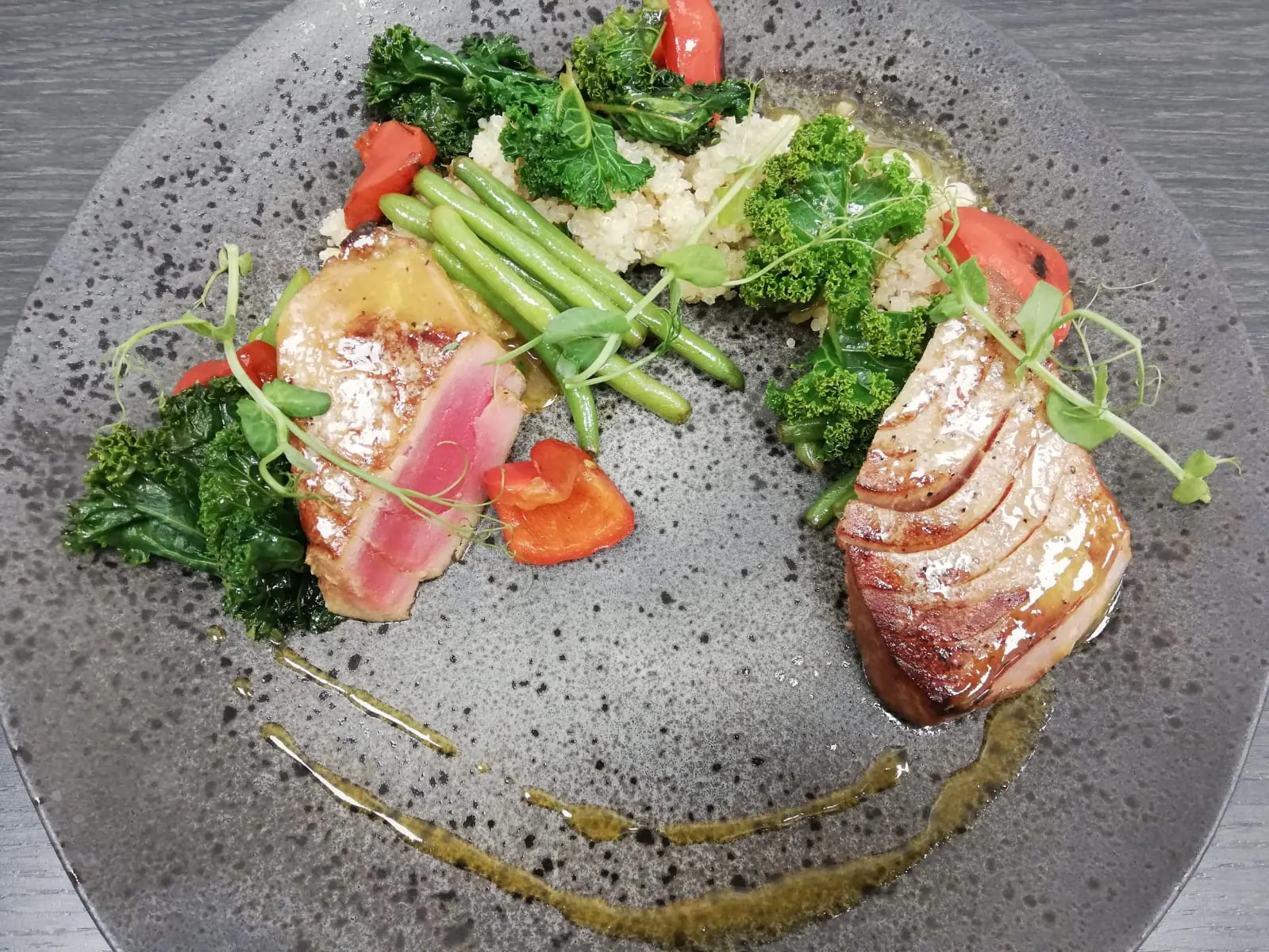 Danie z tuńczyka i warzywami, restauracja Olivio w Kempen w Kępnie