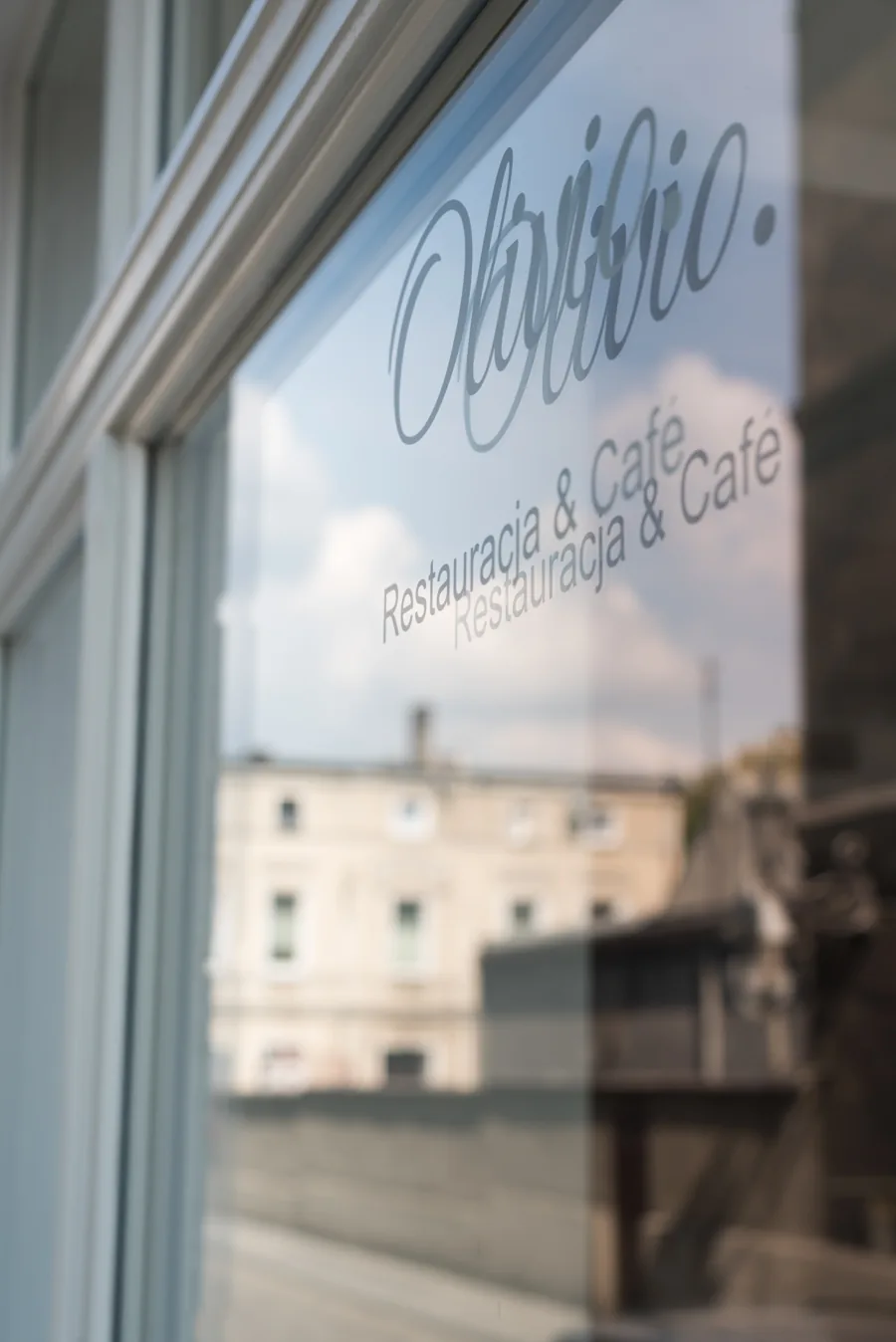 Witryna i szyld restauracji Olivio przy Rynku w Kępnie
